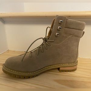 Size 7.5 lace up bootie!